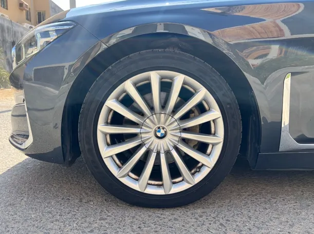 Car image 9