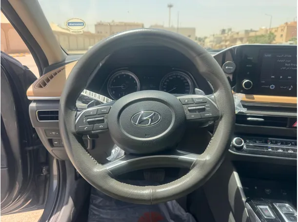 Car image 17