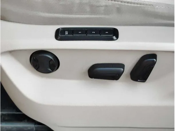 Car image 34