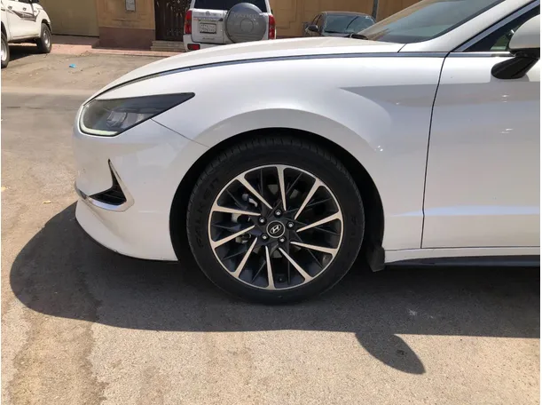 Car image 9
