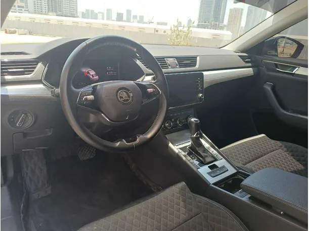 Car image 11