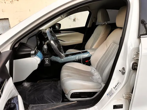 Car image 12