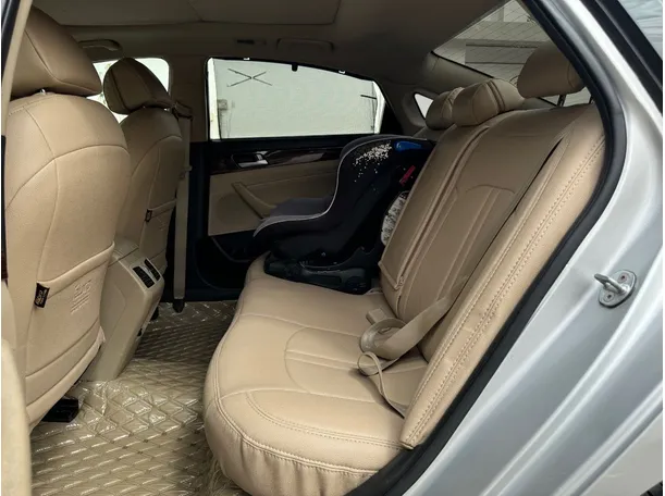 Car image 15