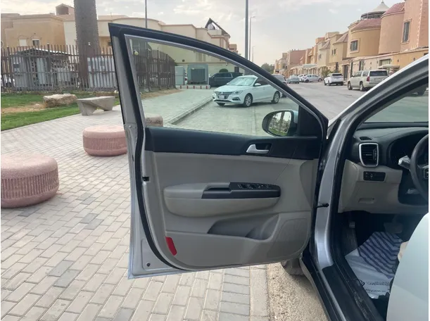 Car image 10