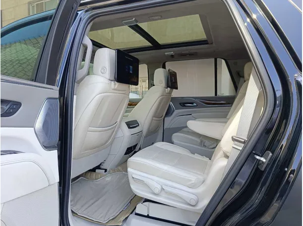 Car image 17