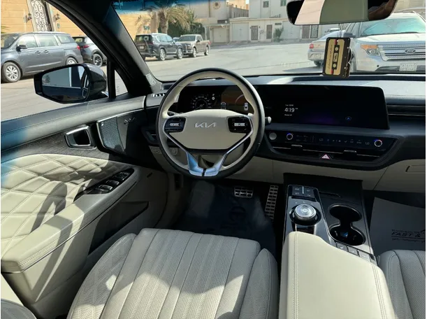 Car image 16