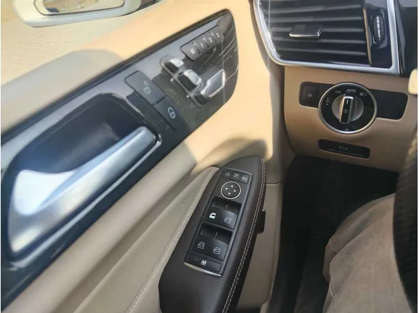 Car image 32
