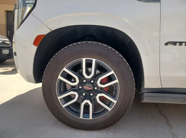 Car image 9