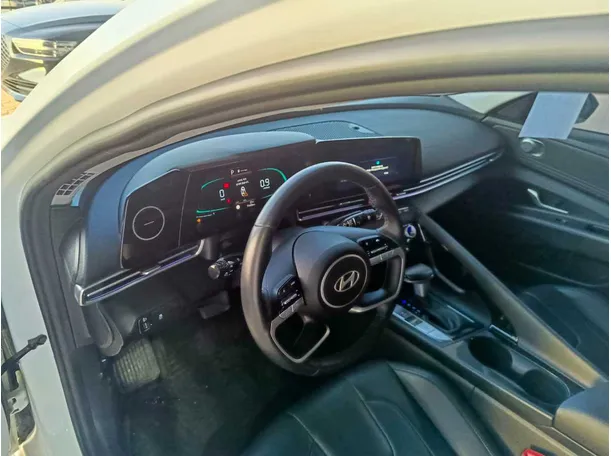 Car image 14