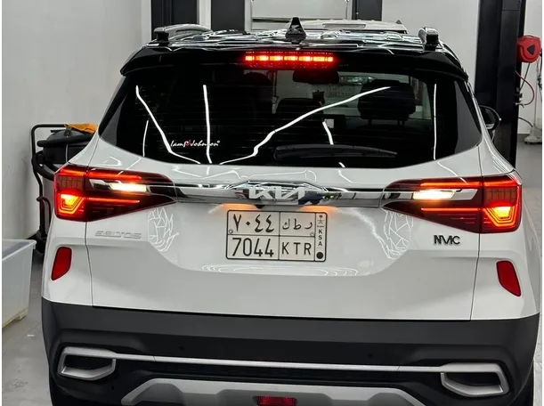 Car image 9