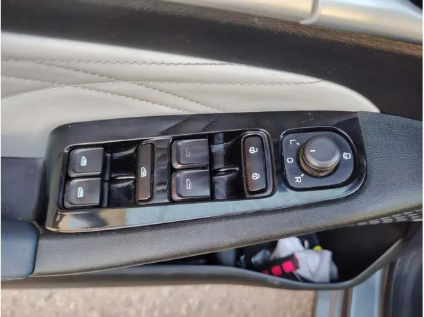 Car image 34