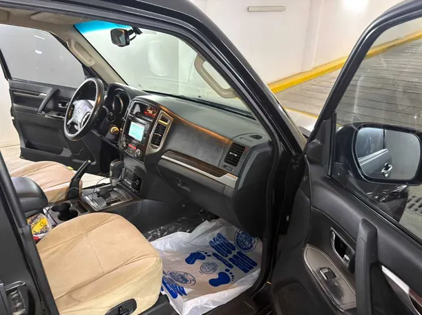 Car image 19