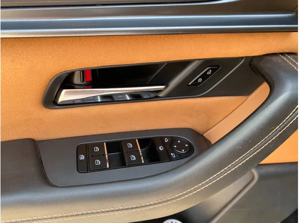 Car image 27