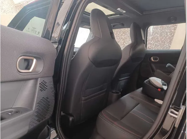 Car image 14