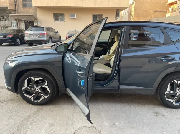 Car image 12