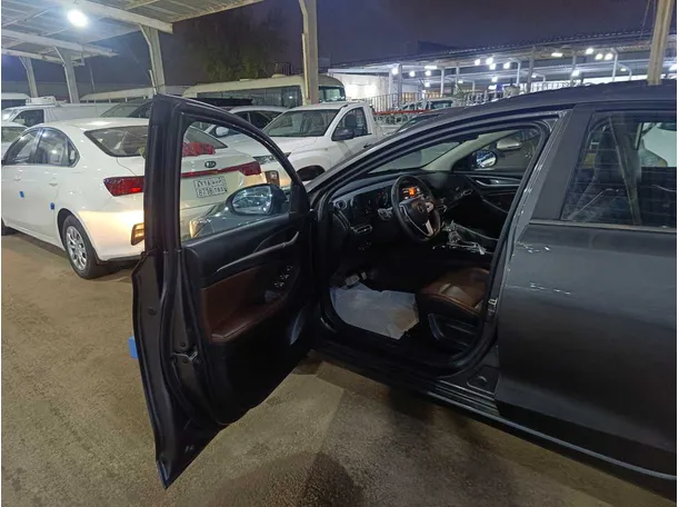 Car image 12