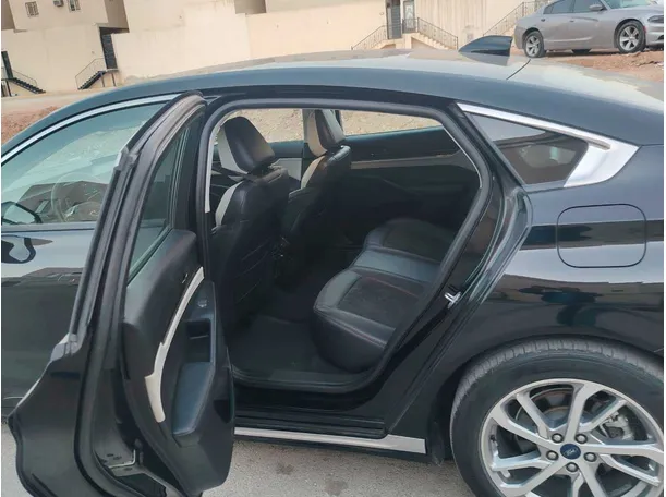 Car image 17