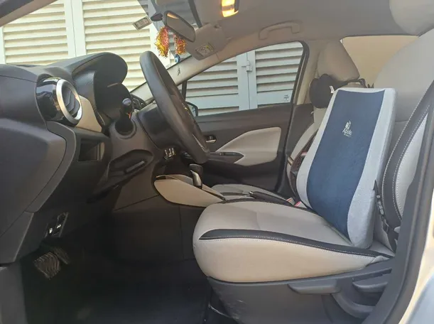 Car image 12