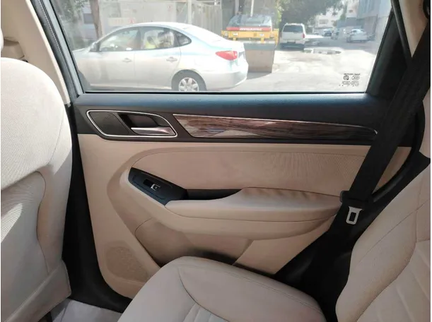 Car image 40