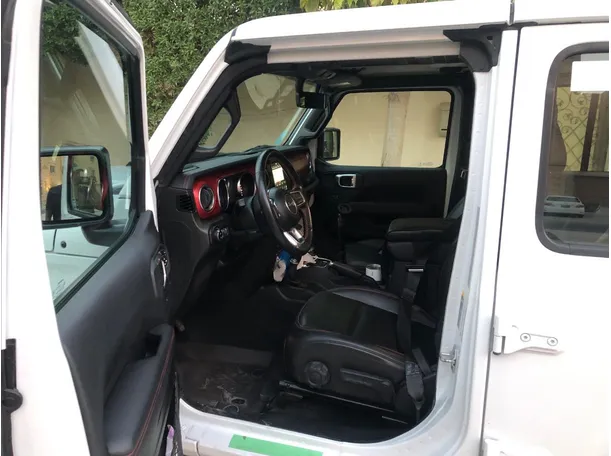 Car image 12