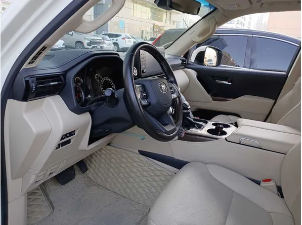 Car image 11