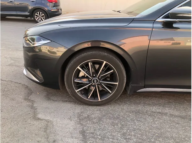 Car image 9
