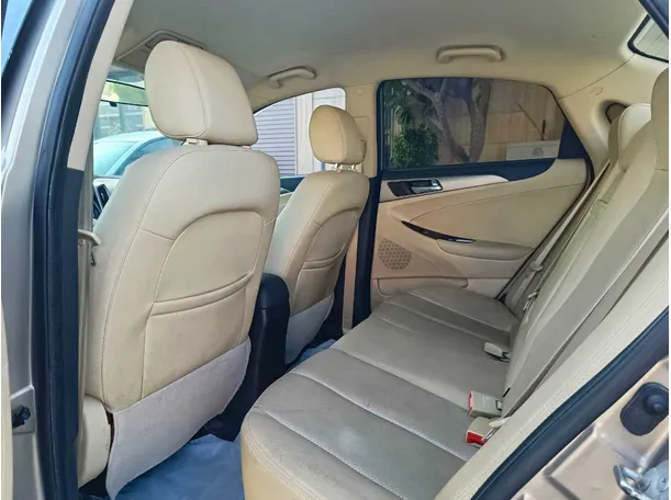 Car image 18