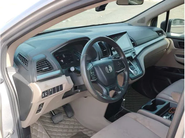 Car image 12