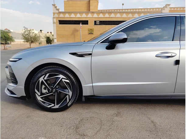 Car image 9