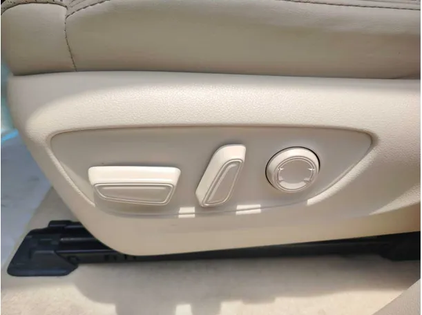 Car image 40