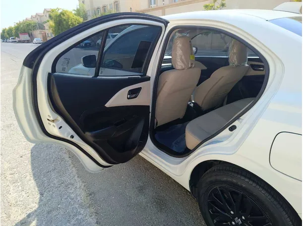 Car image 14