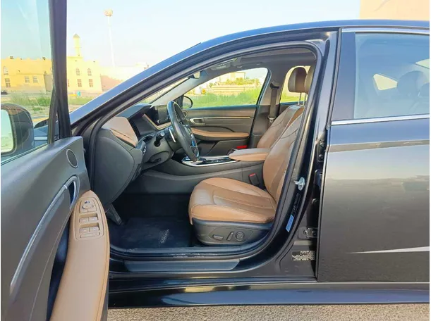 Car image 13