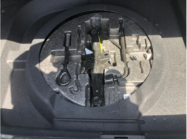 Car image 19