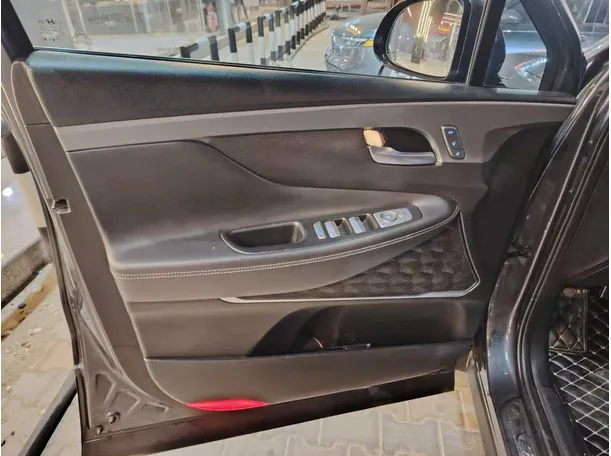 Car image 11