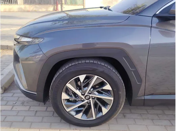 Car image 9