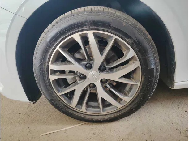 Car image 10