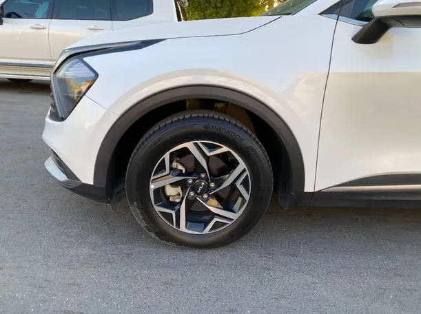 Car image 9