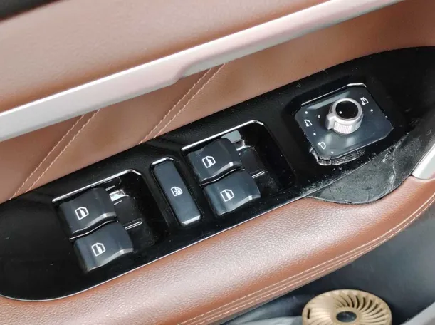 Car image 28