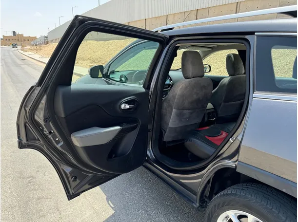 Car image 14