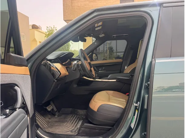 Car image 11