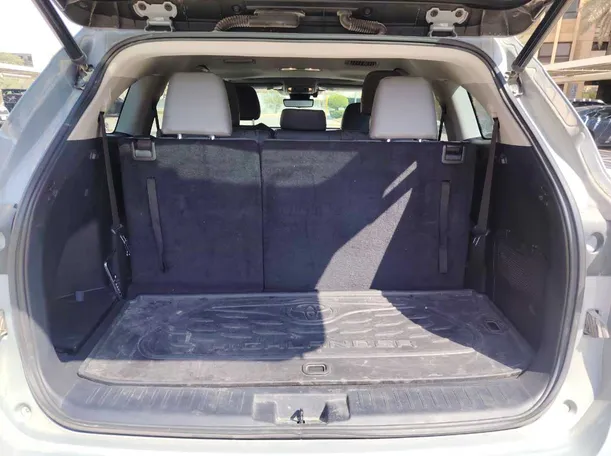 Car image 28
