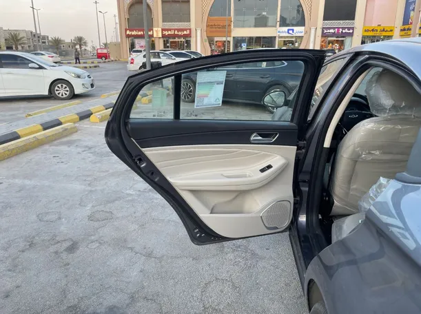 Car image 14