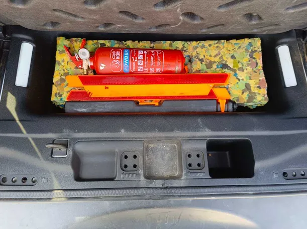 Car image 35
