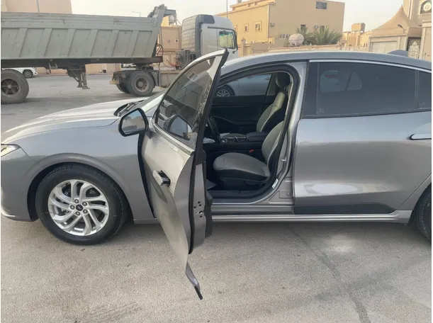 Car image 13