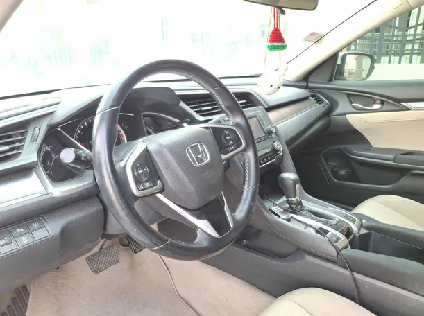 Car image 11
