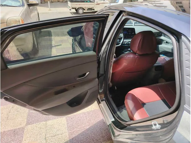 Car image 14