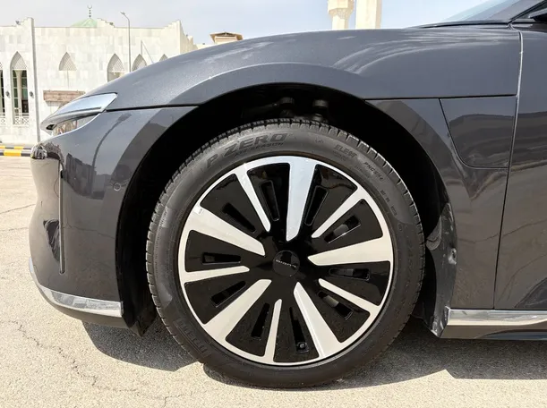 Car image 9