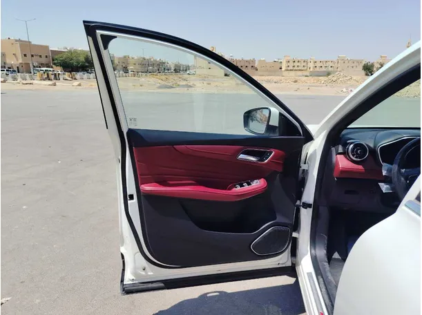 Car image 11