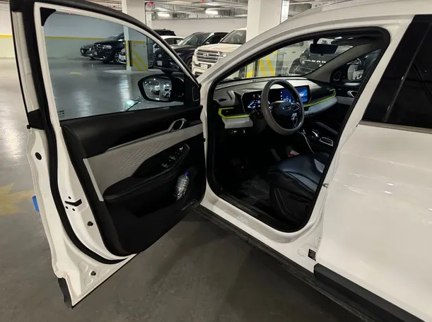 Car image 10