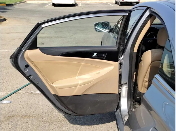 Car image 14